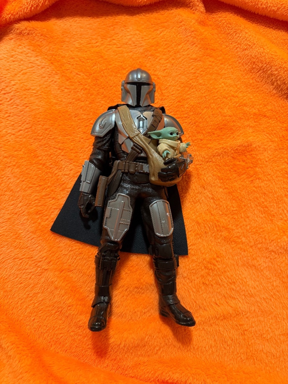 Star Wars The Mandalorian Interactive Talking Figure with Grogu & Jetpack 12"